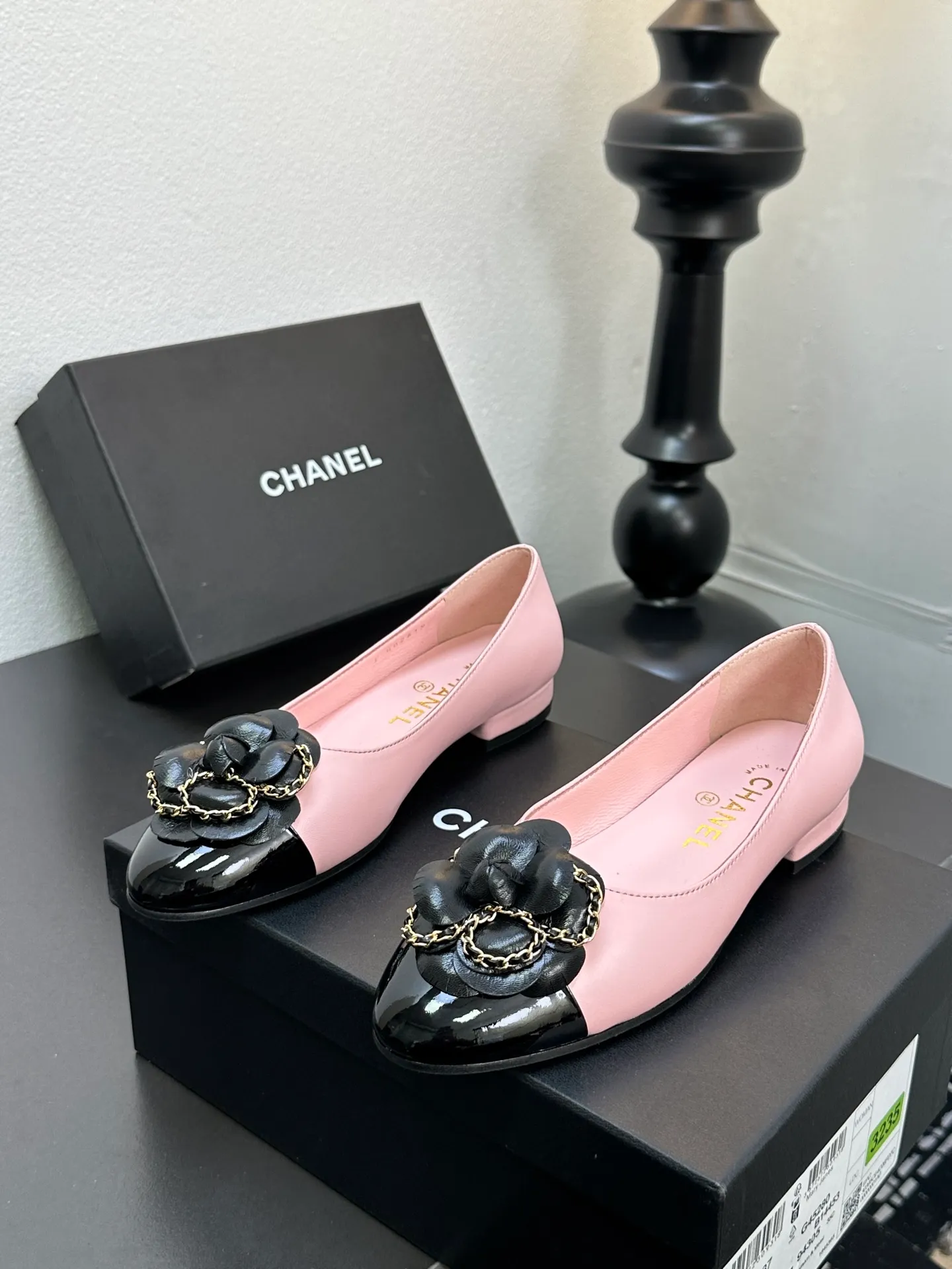👟👟Ex-factory price 600👟👟 CHANEL｜Chanel Chanel 25C early spring new product Camellia series flat shoes This season’s Camellia series is really beautiful😍 Grandma Xiang’s family has always had the elegant and ladylike temperament, full of high-end sense! It’s very nice on the feet~ Whether worn barefoot or paired with skirts or trousers, it’s very versatile! Incomparably beautiful! Extraordinarily fairy 🧚 Overwhelmingly girly‼ ️ The upper is made of imported lambskin, the lining is made of mixed sheepskin, and the Italian A-grade leather outsole Size: 35-39 (40/41 customized)